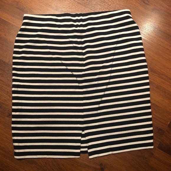 Old Navy Pencil skirt. Size Medium. Stretchy Material - Picture 4 of 6